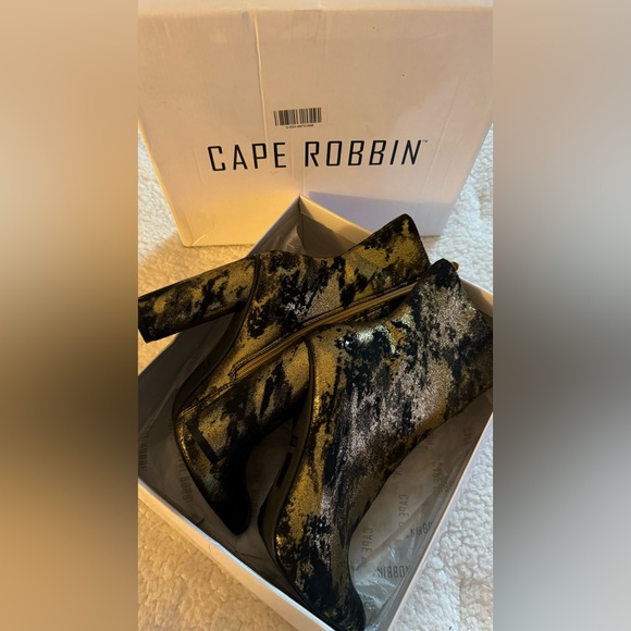 Cape Robbin Splattered Gold and Black Boot. Size 9. Color Black and Gold. - Picture 4 of 7